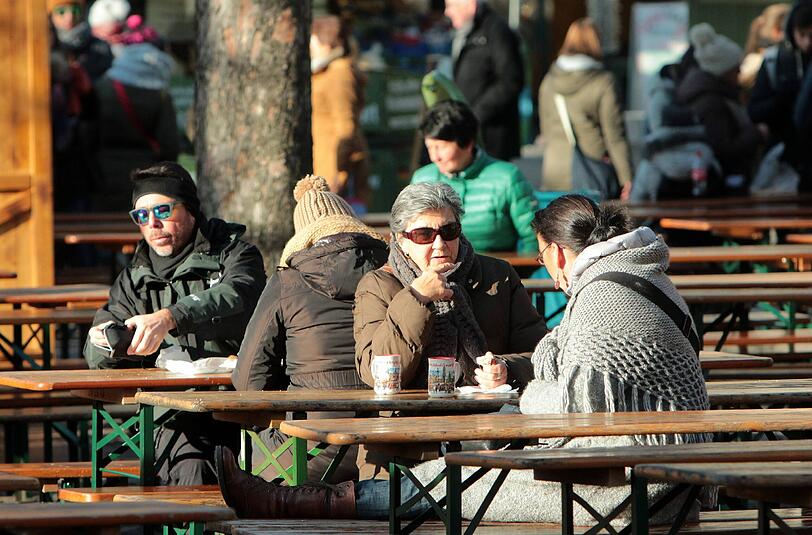 Vor allem am Samstag genossen die Münchner die warmen Temperaturen, wie hier am Viktualienmarkt.