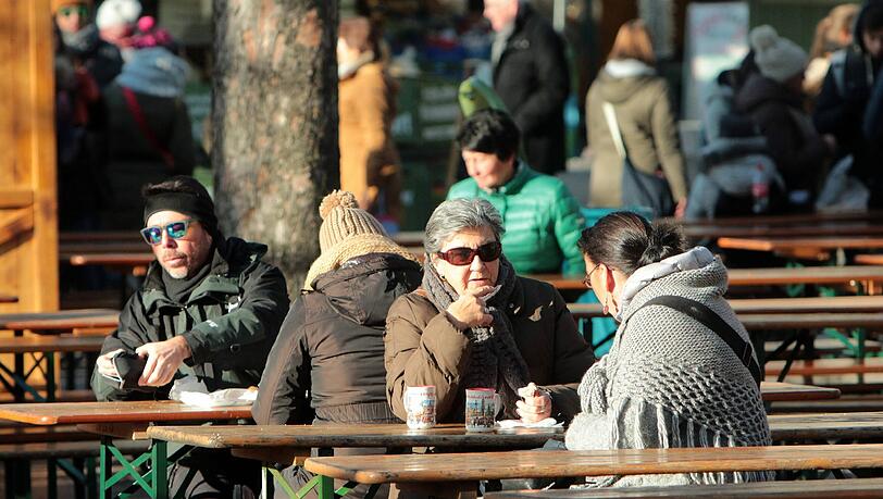 Vor allem am Samstag genossen die Münchner die warmen Temperaturen, wie hier am Viktualienmarkt. Vor allem am Samstag genossen die Münchner die warmen Temperaturen, wie hier am Viktualienmarkt.