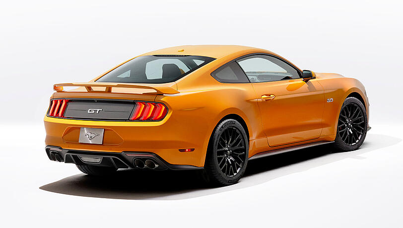 Die Mustang-Heckschürze wurde beim Facelift ebenfalls neu gestaltet, optional ist ein Heckspoiler erhältlich. Die Mustang-Heckschürze wurde beim Facelift ebenfalls neu gestaltet, optional ist ein Heckspoiler erhältlich.