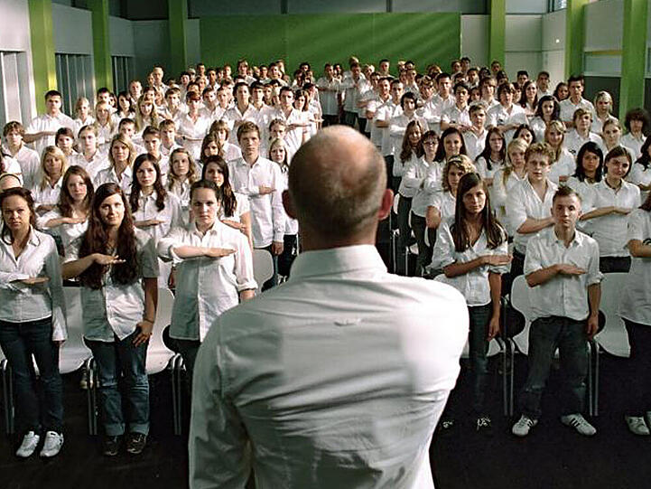 "Die Welle": Mit seinem Experiment bringt Lehrer Wenger (Jürgen Vogel) seine Schüler ungewollt auf Autokratie-Kurs.