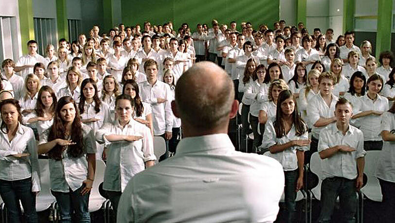"Die Welle": Mit seinem Experiment bringt Lehrer Wenger (Jürgen Vogel) seine Schüler ungewollt auf Autokratie-Kurs. "Die Welle": Mit seinem Experiment bringt Lehrer Wenger (Jürgen Vogel) seine Schüler ungewollt auf Autokratie-Kurs.