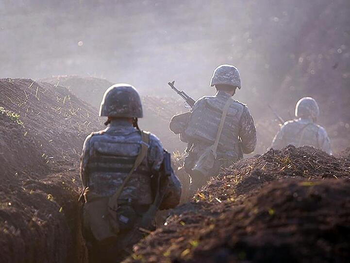 Armenische Soldaten gehen an der Frontlinie in Position.