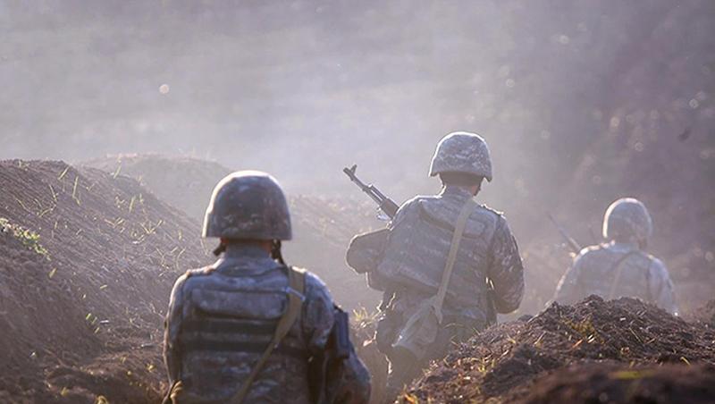 Armenische Soldaten gehen an der Frontlinie in Position. Armenische Soldaten gehen an der Frontlinie in Position.