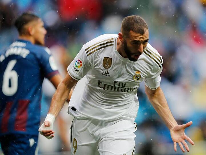 Reals Doppelpacker Karim Benzema feiert sein Tor zum 1:0.