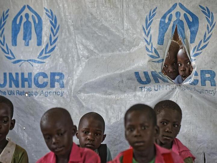 Kinder werden in der Ombechi Grundschule in Uganda im Flüchtlingslager Bidi Bidi in einem Zelt des Flüchtlingshilfswerkes UNHCR unterrichtet.