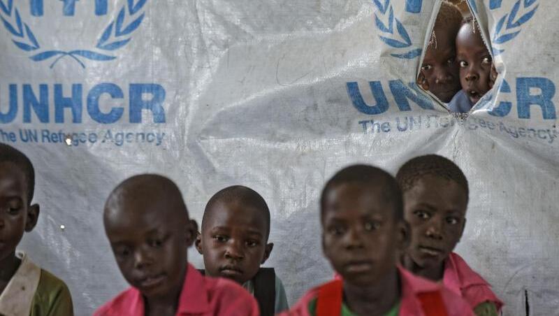 Kinder werden in der Ombechi Grundschule in Uganda im Flüchtlingslager Bidi Bidi in einem Zelt des Flüchtlingshilfswerkes UNHCR unterrichtet. Kinder werden in der Ombechi Grundschule in Uganda im Flüchtlingslager Bidi Bidi in einem Zelt des Flüchtlingshilfswerkes UNHCR unterrichtet.
