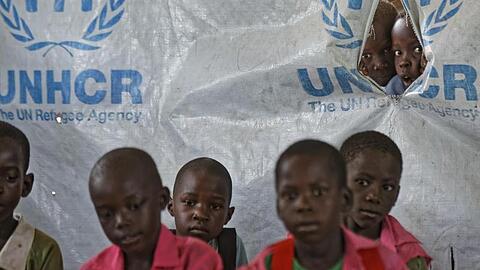 Kinder werden in der Ombechi Grundschule in Uganda im Flüchtlingslager Bidi Bidi in einem Zelt des Flüchtlingshilfswerkes UNHCR unterrichtet.