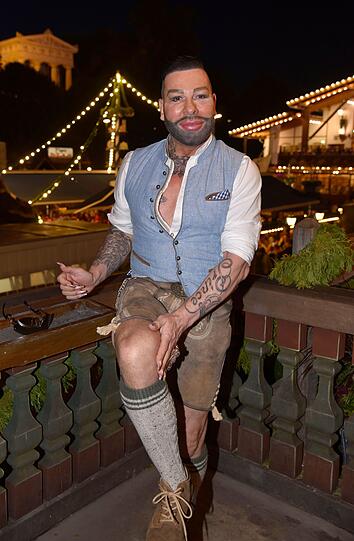 Harald Glööckler in seiner Tracht in Käfers Wiesn-Schänke auf dem Oktoberfest.