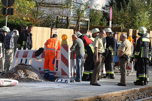 Gas-Alarm bei Bauarbeiten in der Dutzendteichstraße: Feuerwehr und Polizei begutachten die Unglücksstelle.