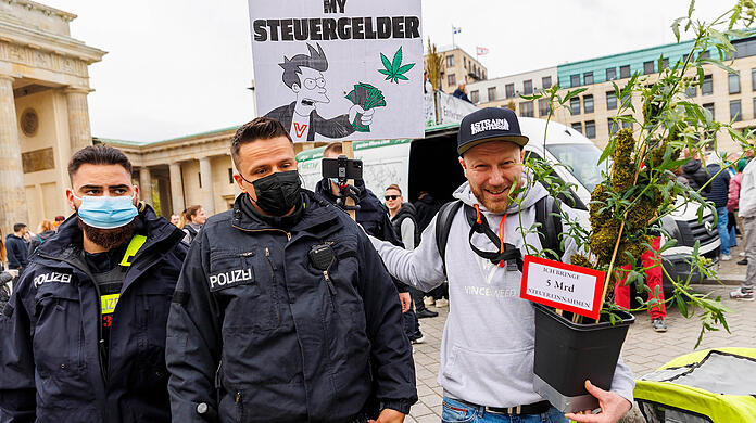 Die protestant is voor de cannabislegalisering van de situatie, die beide politici wenden.