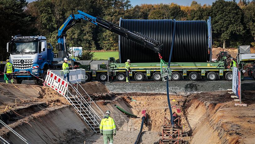 Eine Baustelle der geplanten Erdkabel-Stromtrasse Südlink in Norddeutschland im vergangenen Herbst. Die Leitung hätte eigentlich als herkömmliche Freileitung bereits 2022 in Betrieb gehen sollen. (Archiv)
