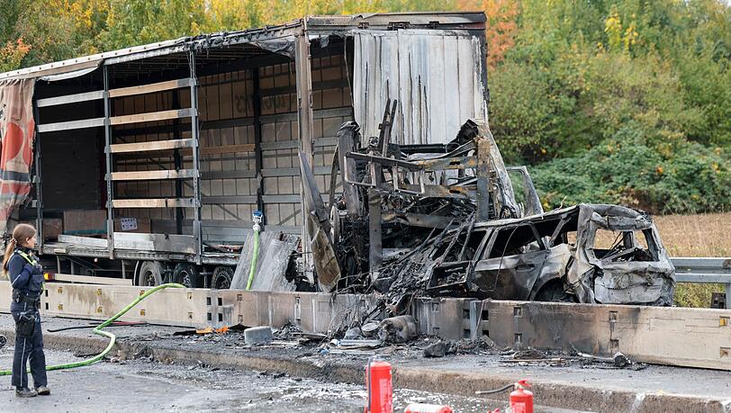 Bei einem Unfall auf der A59 bei Köln ist ein Mensch getötet worden.