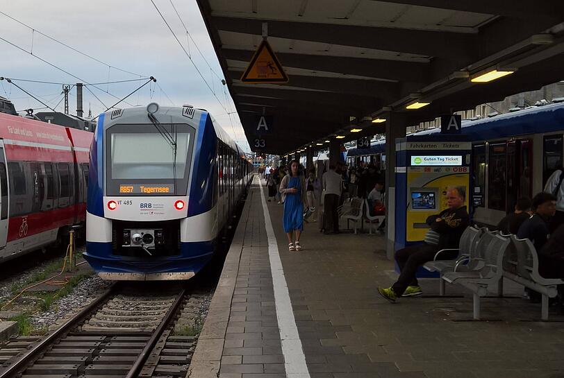Ein Zug nach Tegernsee steht am Münchner Hauptbahnhof. Ein Zug nach Tegernsee steht am Münchner Hauptbahnhof.
