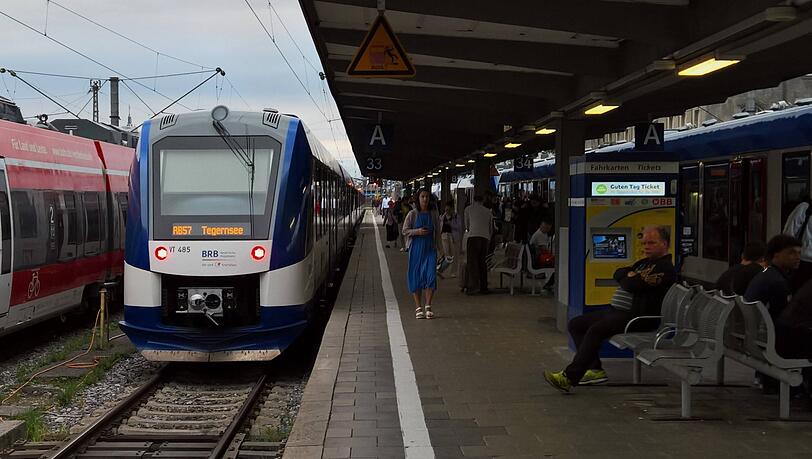 Ein Zug nach Tegernsee steht am Münchner Hauptbahnhof. Ein Zug nach Tegernsee steht am Münchner Hauptbahnhof.