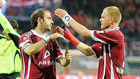 Abschied oder Wiedersehen? Javier Pinola (li.) mit Andy Wolf.