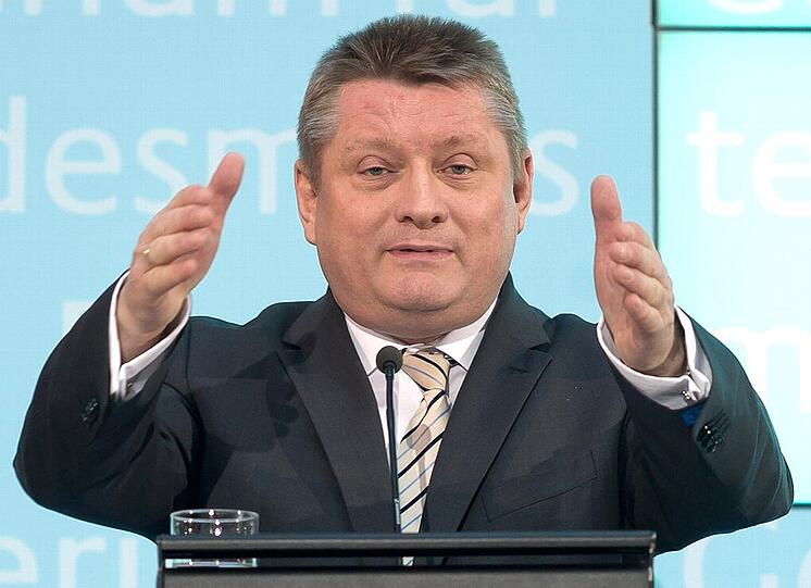 Gesundheitsminister Herrmann Gröhe (CDU): Der CDU-Mann hatte einen soliden Start &ndash; er scheint mit seiner neuen Aufgabe als Gesundheitsminister besser zurechtzukommen als mit der davor als Parteigeneral. Im stark verminten Gebiet der Gesundheitspolitik agiert er unaufgeregt und kompromissorientiert &ndash; und konnte so als erster schwarzer Minister ein fertige Arbeit vorlegen. Seine Beliebtheit ist bisher nicht abgefragt worden (da nicht unter den Top Ten), wie bei allen folgenden Rängen.