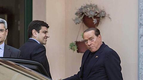 Berlusconi beim Antritt seines Sozialdienstes in Mailand