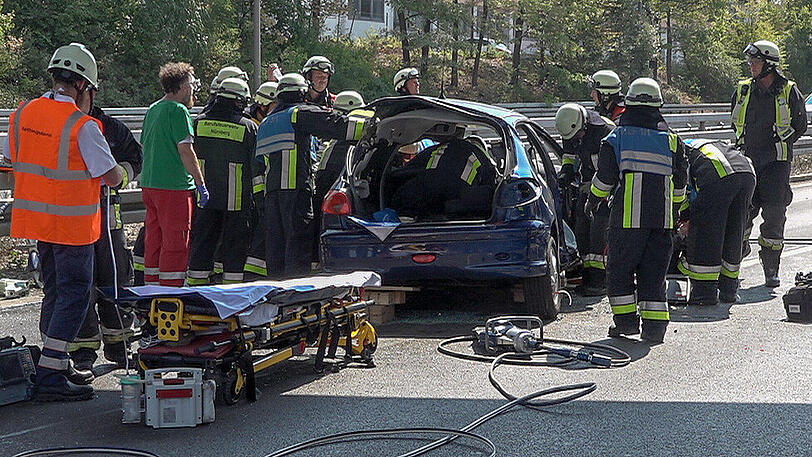 Der Pkw wurde komplett zerstört, sowohl die Fahrerin als auch der Fahrer erlitten schwere Verletzungen. Auch viele Insassen im Bus wurden verletzt. Die Bilder vom Unfallort auf der A73 bei Nürnberg.