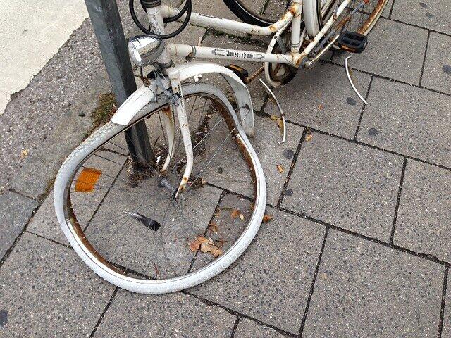 Fährt wohl nur noch auf den Sperrmüll. Aber vermutlich nicht mehr auf den eigenen Reifen.