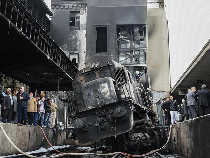 Bei dem Feuer am Hauptbahnhof von Kairo sind nach Angaben des ägyptischen Staatsfernsehens mindestens 20 Menschen getötet worden.