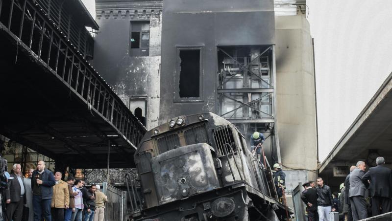 Bei dem Feuer am Hauptbahnhof von Kairo sind nach Angaben des ägyptischen Staatsfernsehens mindestens 20 Menschen getötet worden. Bei dem Feuer am Hauptbahnhof von Kairo sind nach Angaben des ägyptischen Staatsfernsehens mindestens 20 Menschen getötet worden.