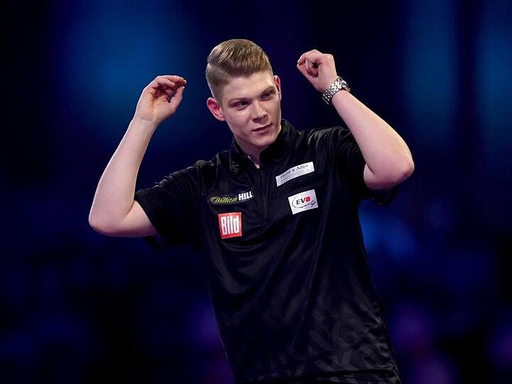 Der 22-jährige Nico Kurz trifft auf Luke Humphries.