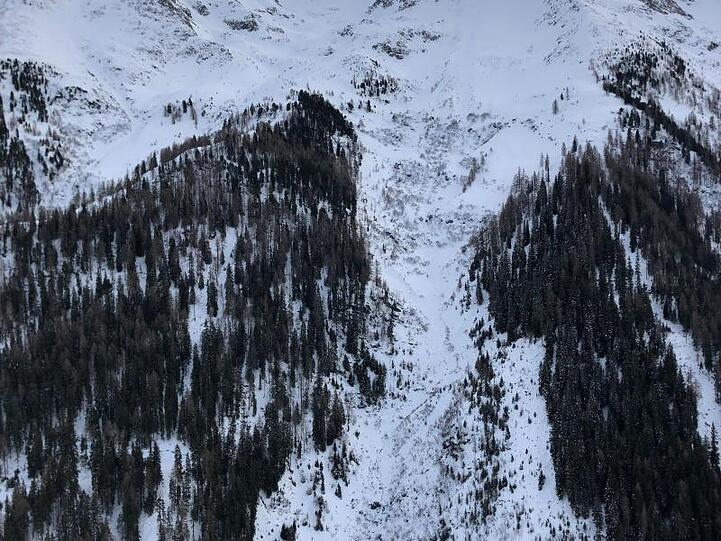Schnee liegt an einem Hang im Verwallgebirge. Bei dem Lawinenabgang in Tirol in Österreich ist ein Mann aus Deutschland gestorben.