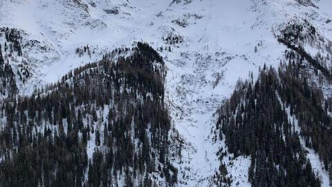 Schnee liegt an einem Hang im Verwallgebirge. Bei dem Lawinenabgang in Tirol in Österreich ist ein Mann aus Deutschland gestorben.
