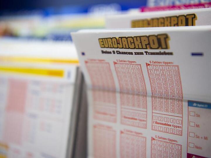 In einem Kiosk liegen Lottoscheine des Spiels "Eurojackpot". Foto: Christophe Gateau/Archivbild