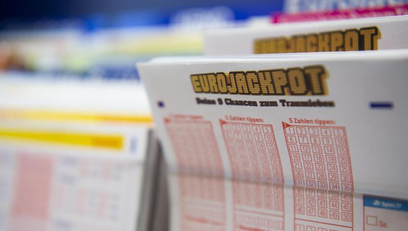 In einem Kiosk liegen Lottoscheine des Spiels "Eurojackpot". Foto: Christophe Gateau/Archivbild In einem Kiosk liegen Lottoscheine des Spiels "Eurojackpot". Foto: Christophe Gateau/Archivbild