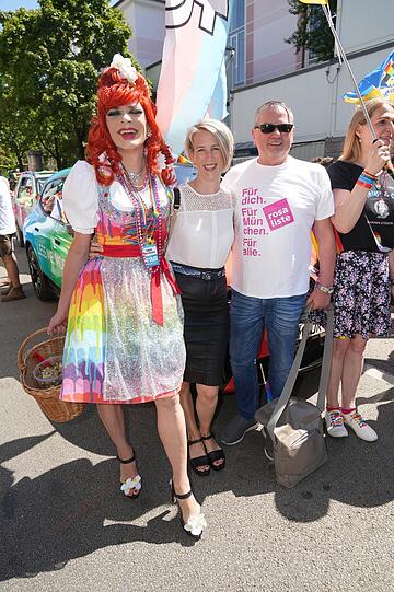 Bürgermeisterin Katrin Habenschaden (Grüne, M.) mit Thomas Niederbühl (Rosa Liste)