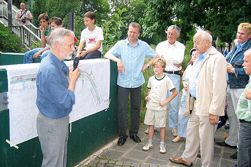 Projektleiter Dietrich Paul (li.) erläutert bei der mobilen Bürgerversammlung den Stand der Planungen zum Frankenschnellweg.