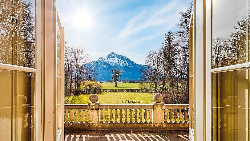 Mehr als drei Hektar Grün umgeben die Luxusimmobilie – und man blickt auf den Untersberg.