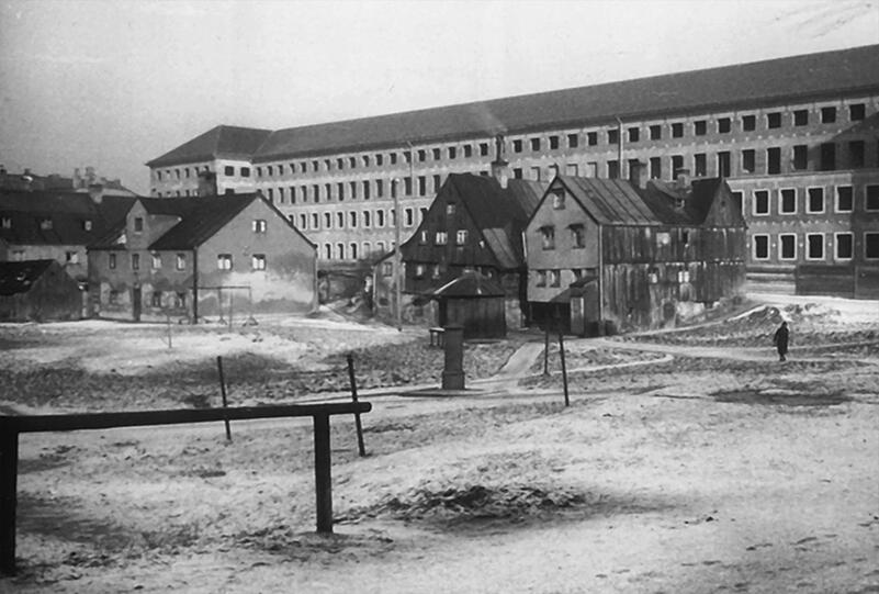 Restgebäude des im Zweiten Weltkrieg zu einem Großteil zerstörten Herbergsviertels "In der Grube" an der heutigen Einsteinstraße. Im Hintergrund der noch nicht fertig gestellte Erweiterungsbau des Krankenhauses rechts der Isar. 1950er Jahre