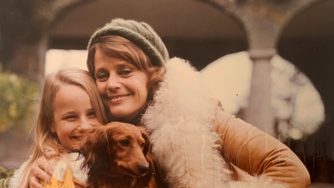 Marie Theres Relin im Alter von etwa acht Jahren mit ihrer Mutter, der Hollywood-Ikone Maria Schell (&dagger;). Am 15. Januar w&auml;re die gefeierte Schauspielerin 100 geworden.