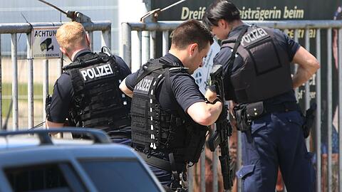 Mit einem Gro&szlig;aufgebot hatten die Einsatzkr&auml;fte erst den Pfleger gerettet und dann den entflohenen Tiger erschossen. (Archivbild)