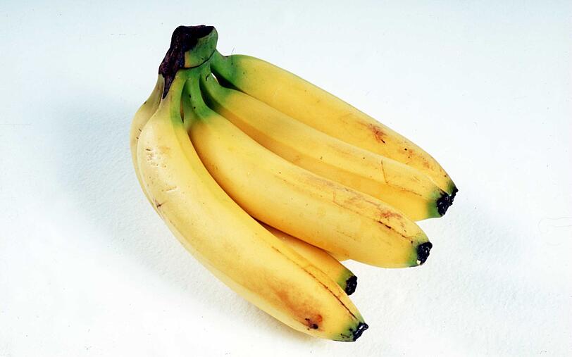 Eine unbehandelte Banane kann man theoretisch mit Schale verspeisen, die z&auml;he Konsistenz und der bittere Geschmack werden aber die meisten Menschen davon abhalten, die Schale roh mitzuessen. Tipp: Die Banane zehn Minuten im Ofen backen, durch die Hitze wird die Haut weicher und genie&szlig;barer.