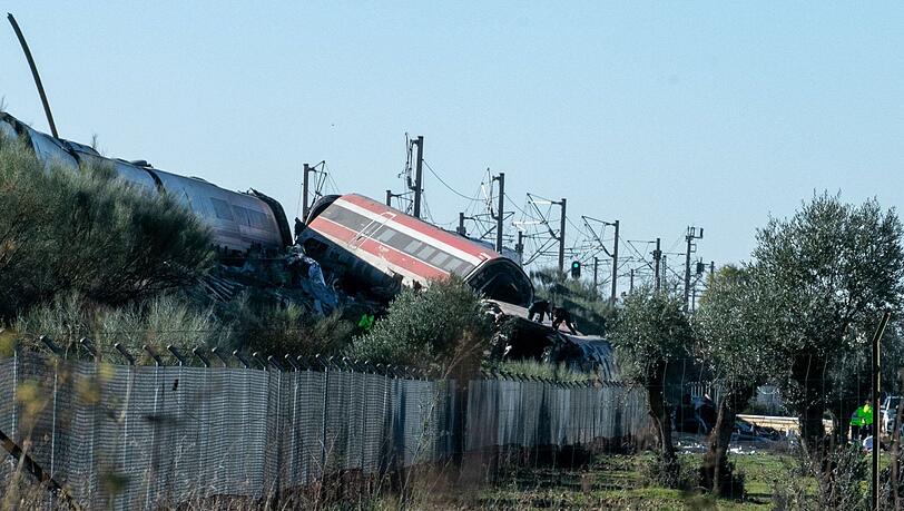 Waggons stürzten einen Bahndamm hinunter. Waggons stürzten einen Bahndamm hinunter.