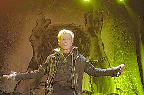 Riskiert eine dicke Lippe &ndash; nicht nur beim &bdquo;Deutschland-Lied&ldquo;: Billy Idol in Bestform auf Burg Abenberg.