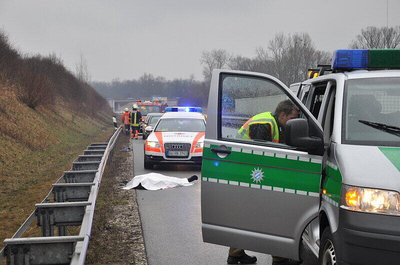 Vermutlich aufgrund einer Panne stieg ein Fahrer auf der A94 aus seinem Auto aus und wurde von einem herankommenden Lkw erfasst. Er starb an der Unfallstelle.