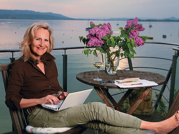 Schriftstellerin Gaby Hauptmann bei der Arbeit