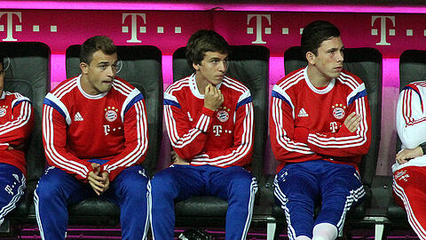Xherdan Shaqiri (l.) und Pierre-Emile Höjbjerg (r.) finden sich mehr als ihnen lieb ist auf der Bank wieder.