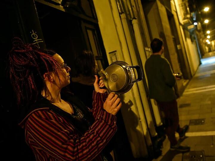 Eine Frau protestiert gegen Spaniens König Felipe VI.