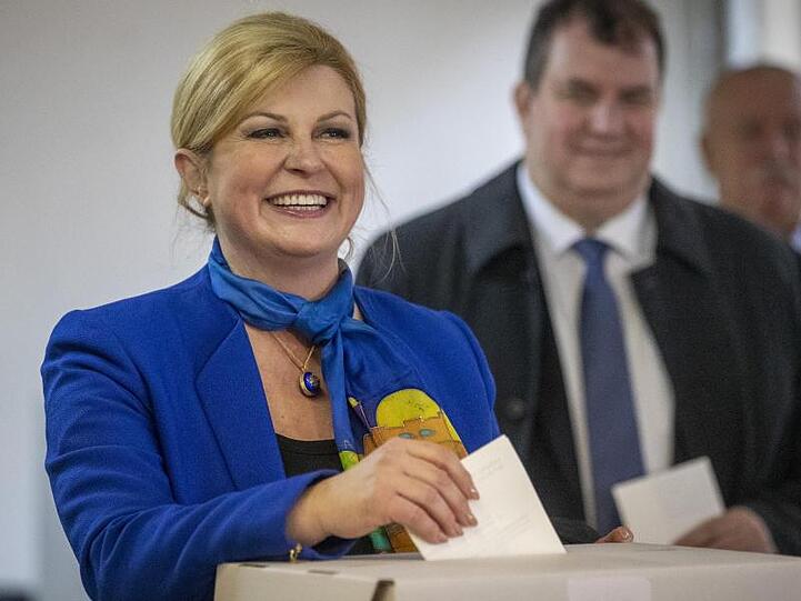 Amtsinhaberin Kolinda Grabar-Kitarovic gibt in Zagreb ihre Stimme ab.