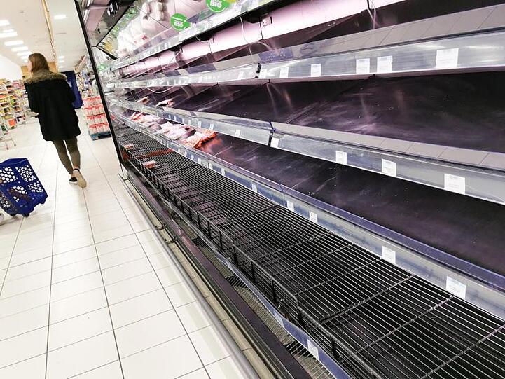 In einem Supermarkt sind leere Fleischregale zu sehen.