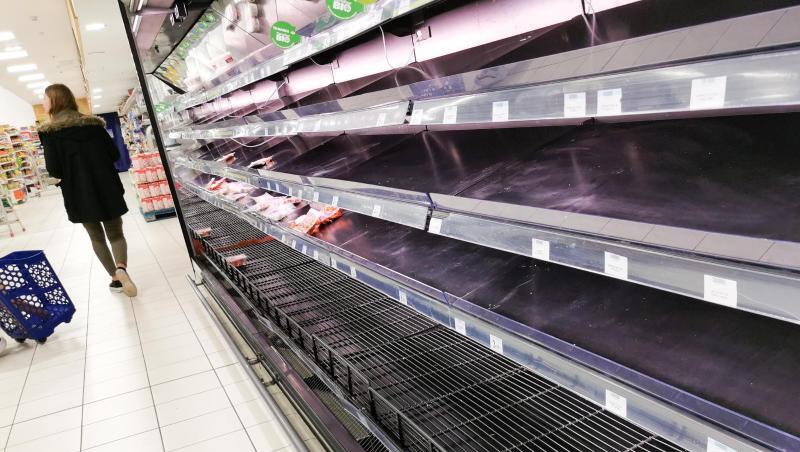 In einem Supermarkt sind leere Fleischregale zu sehen. In einem Supermarkt sind leere Fleischregale zu sehen.