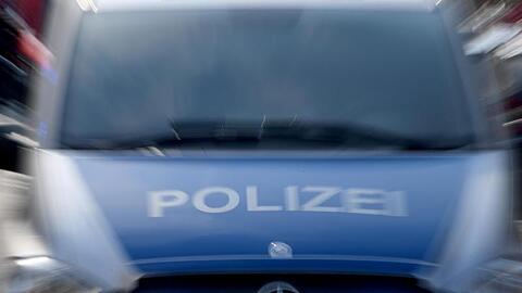 Ein Polizeiwagen mit eingeschaltetem Blaulicht.