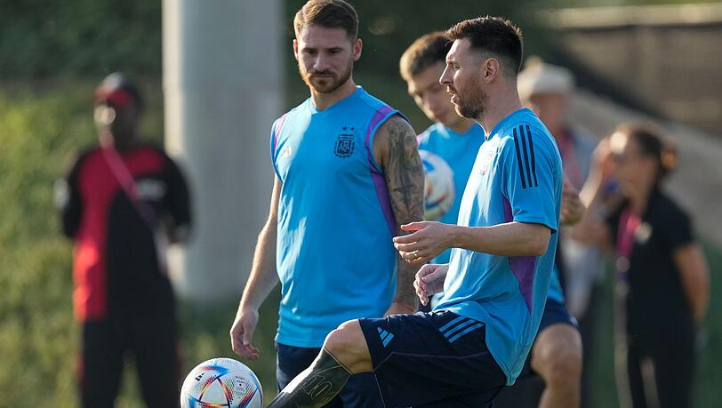 Argentiniens Lionel Messi kontrolliert den Ball.