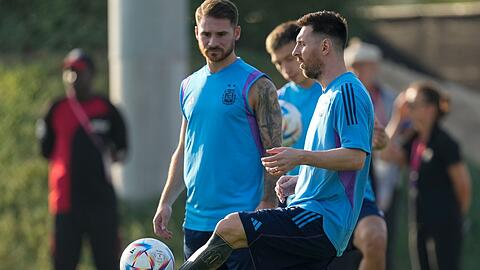 Argentiniens Lionel Messi kontrolliert den Ball.