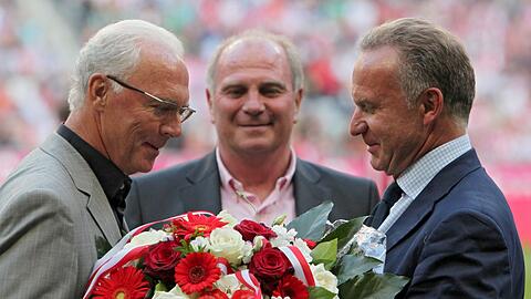 Der Ehrenpräsident des FC Bayern, Franz Beckenbauer (l), erhält vom FC Bayern Vorstandsvorsitzenden Karl-Heinz Rummenigge einen Blumenstrauß.